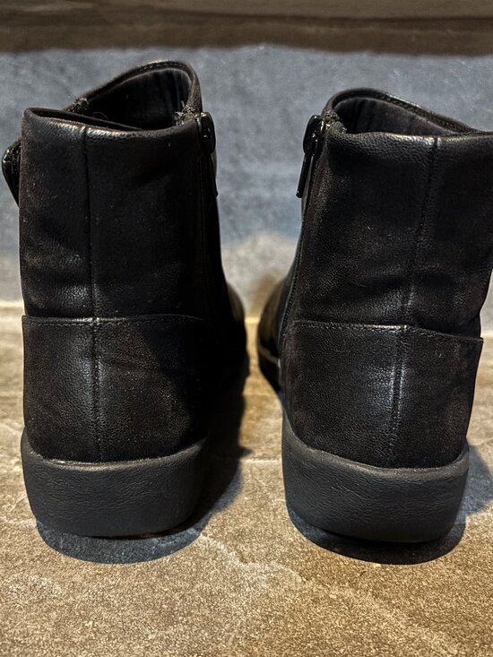 Clarks Cloudsteppers Women’s 7 Black Ankle Boots Soft Cushion Zip Comfort Shoes - Picture 5 of 13